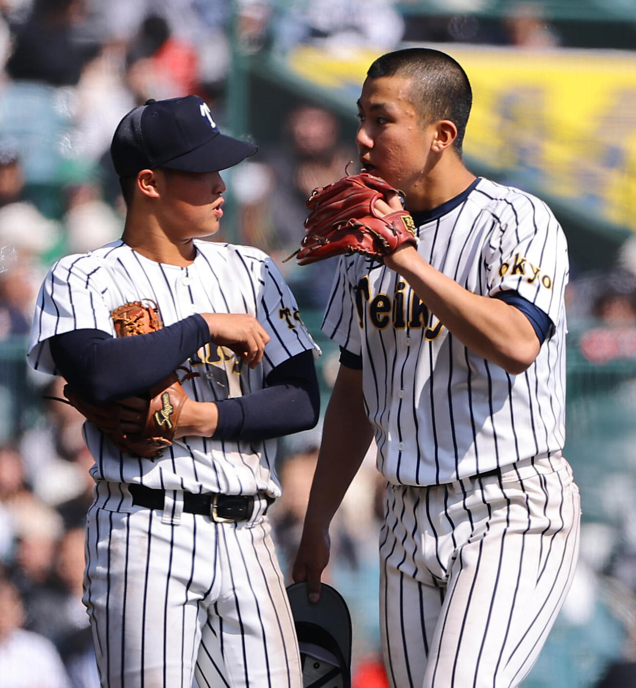 中京大中京対帝京　10回、中京大中京に5失点した岡田（右）（撮影・上田博志）