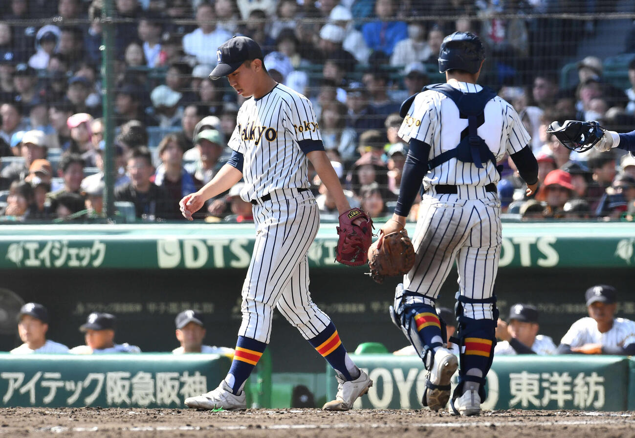 中京大中京対帝京　10回表中京大中京無死満塁、田中に勝ち越しの左前適時打を打たれ、肩を落とす帝京・岡田（撮影・岩下翔太）