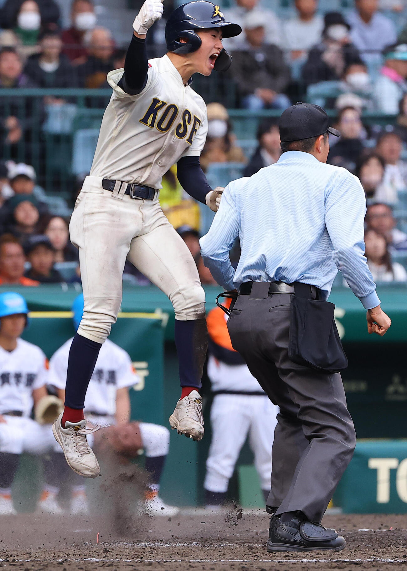 滋賀学園対八戸学院光星　8回裏八戸学院光星1死一、二塁、菅沼の勝ち越し適時打で生還した佐々木はガッツポーズをする（撮影・上田博志）