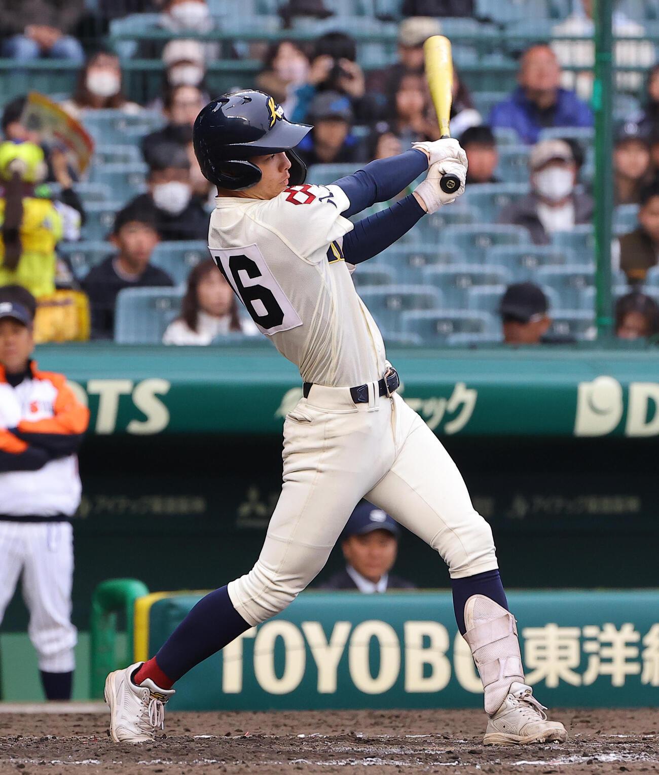 滋賀学園対八戸学院光星　8回裏八戸学院光星1死一、二塁、菅沼は勝ち越し適時打を放つ（撮影・上田博志）