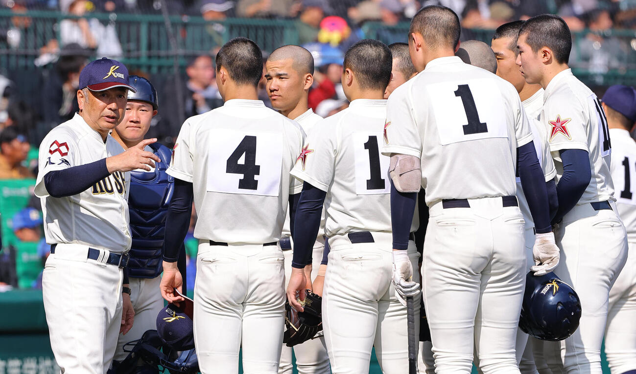 滋賀学園対八戸学院光星　選手に指示を出す八戸学院光星・仲井監督（撮影・上田博志）