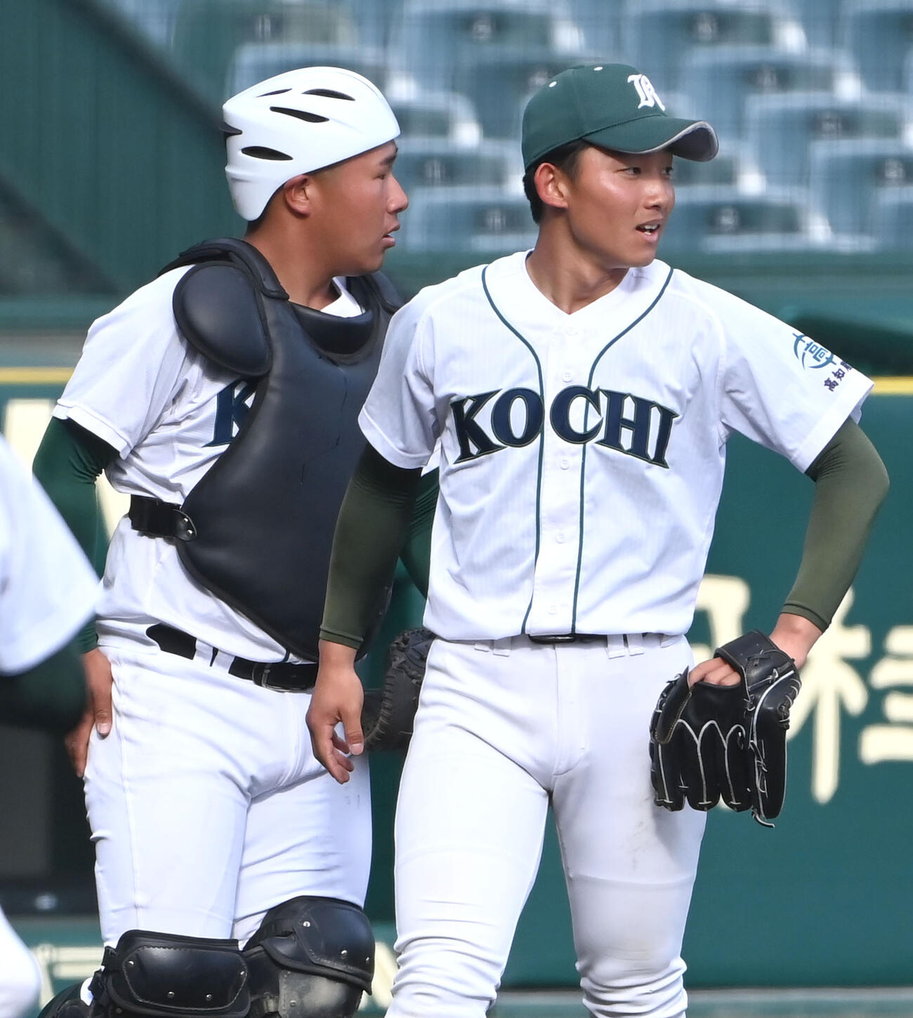 「日刊スポーツベストナイン」に捕手で選出された高知農・山本滉壬朗（左）