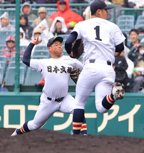 花咲徳栄対日本文理 3回表花咲徳栄1死満塁、奥野の打球を悪送球し先制点を許す日本文理・秦(撮影・上田博志)