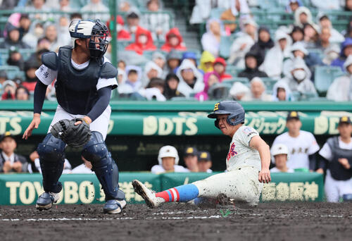花咲徳栄対日本文理 3回表花咲徳栄1死満塁、奥野は一塁に打球を放ち、秦の一塁送球が当たる間に岩井が生還する(撮影・宮崎幸一)