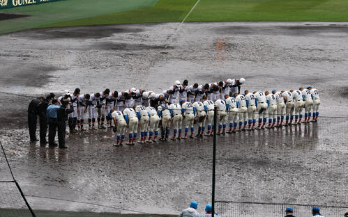 花咲徳栄対日本文理 雨でぬかるんだグラウンドで両校整列し試合後のあいさつをするナイン(撮影・加藤哉)