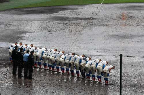 花咲徳栄対日本文理 雨でぬかるんだグラウンドで校歌を歌い一礼する花咲徳栄ナイン(撮影・加藤哉)