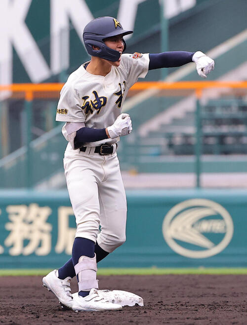 智弁学園対神村学園 1回裏神村学園1死一、二塁、川崎は先制適時二塁打を放つ(撮影・上田博志)