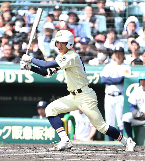 英明対東北　4回表英明2死一、二塁　前田渉はあ勝ち越しの適時打を放つ（撮影・石井愛子）