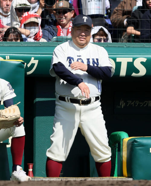 大阪桐蔭対三重　1回表、ベンチから選手へサインを送る大阪桐蔭・西谷監督（撮影・加藤哉）