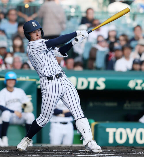 九州国際大付対専大松戸　1回表九州国際大付1死二、三塁、城野は右犠飛を打ち上げ先制（撮影・加藤哉）