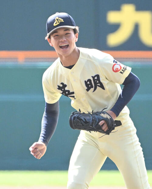 英明対東北　2回裏東北2死　荒川陽希を空振り三振に抑え笑顔を見せる松本倫史朗（撮影・石井愛子）