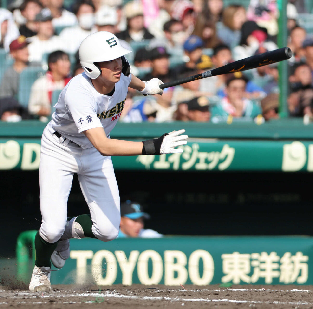 専大松戸対山梨学院　8回裏専大松戸1死二塁、瀬谷は右中間に適時打を放つ（撮影・西尾就之）