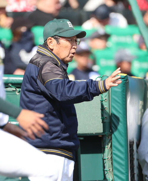専大松戸対山梨学院　選手に指示を出す専大松戸・持丸監督（撮影・西尾就之）