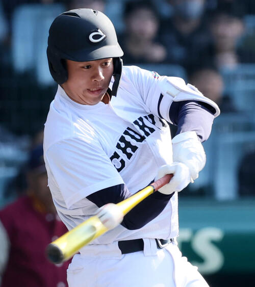 中京大中京対八戸学院光星　1回表中京大中京2死一、二塁、松田は右越え適時二塁打を放つ（撮影・加藤哉）