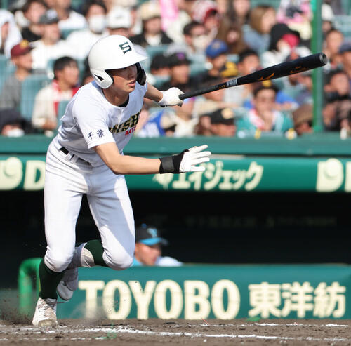 専大松戸対山梨学院　8回裏専大松戸1死二塁、瀬谷は右中間に適時打を放つ（撮影・西尾就之）