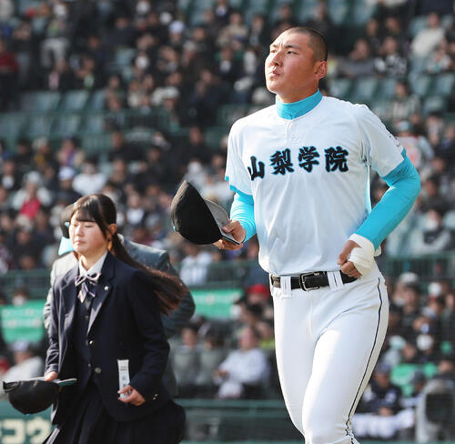山梨学院対専大松戸　専大松戸に敗れ応援団にあいさつに向かう山梨学院の菰田（手前）（撮影・上山淳一）