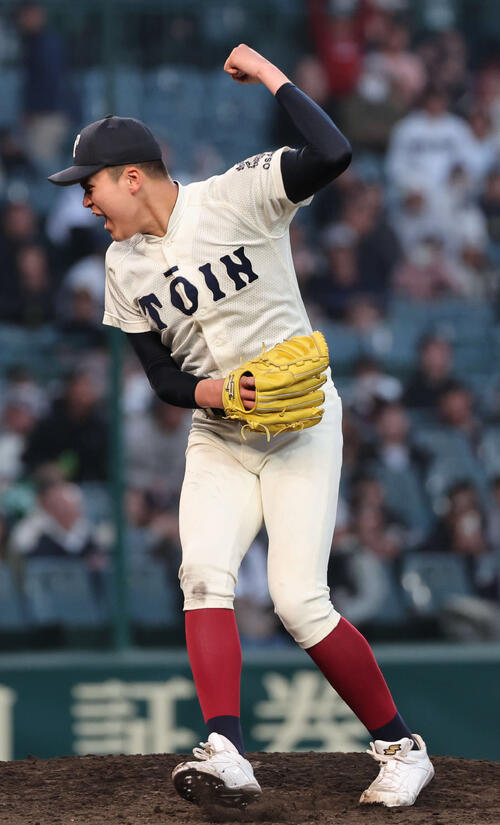 英明対大阪桐蔭　最後の打者を打ち取った大阪桐蔭2番手の川本はガッツポーズ（撮影・西尾就之）