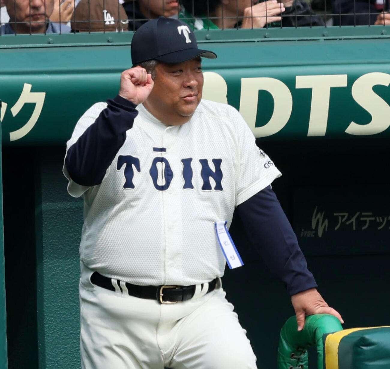 専大松戸対大阪桐蔭　1回裏、大阪桐蔭・西谷監督はベンチからナインにサインを送る（撮影・加藤哉）