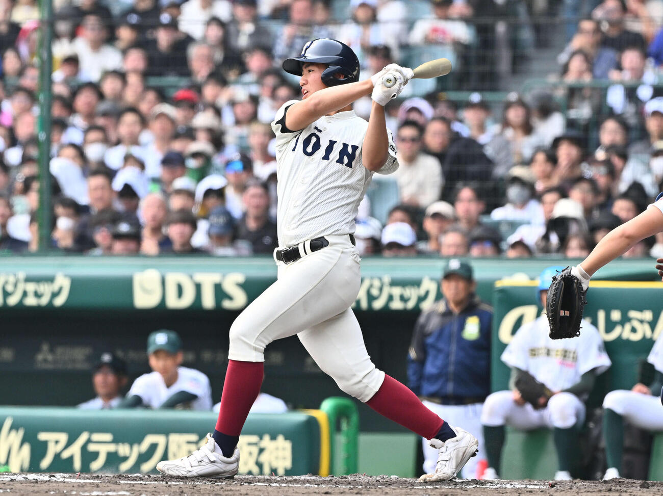 専大松戸対大阪桐蔭　2回裏大阪桐蔭2死、中村は中前打を放つ（撮影・滝沢徹郎）