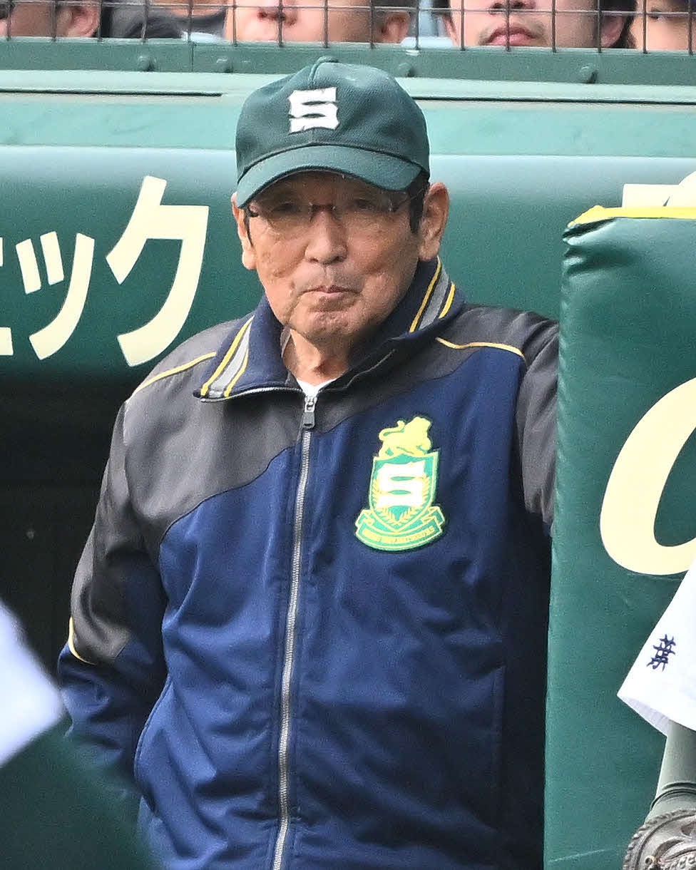 専大松戸対大阪桐蔭　戦況を見守る専大松戸・持丸監督（撮影・滝沢徹郎）