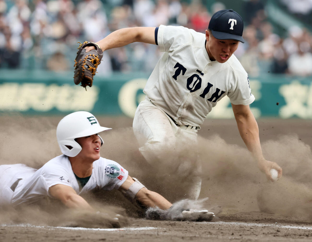 専大松戸対大阪桐蔭　4回表専大松戸2死三塁、長谷川は一塁へ適時内野安打を放つ。一塁手岡安（撮影・加藤哉）