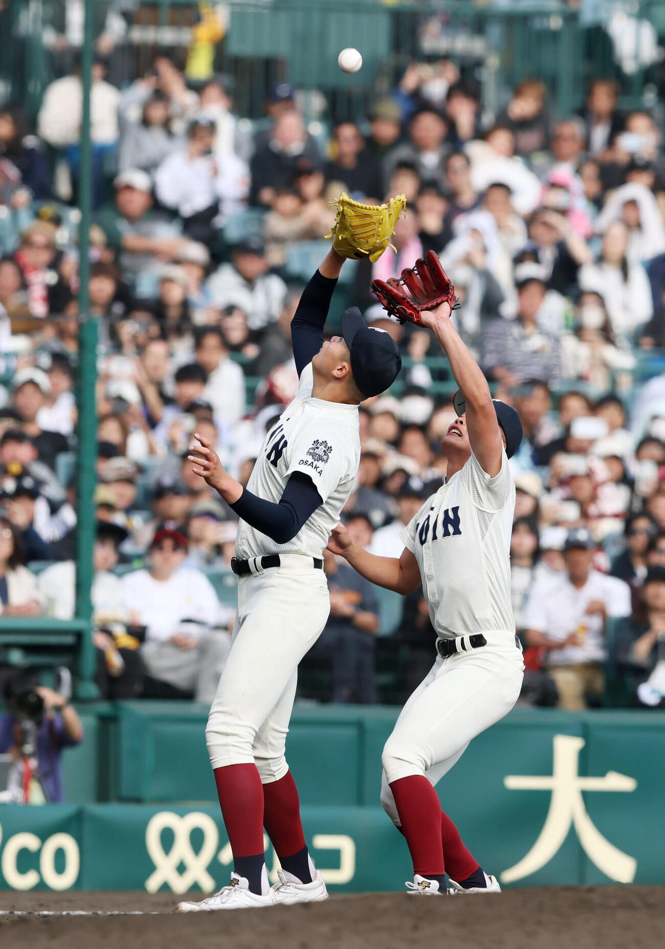 専大松戸対大阪桐蔭　9回表専大松戸2死一塁、川本は高貝の飛球を捕球し試合終了となる（撮影・加藤哉）