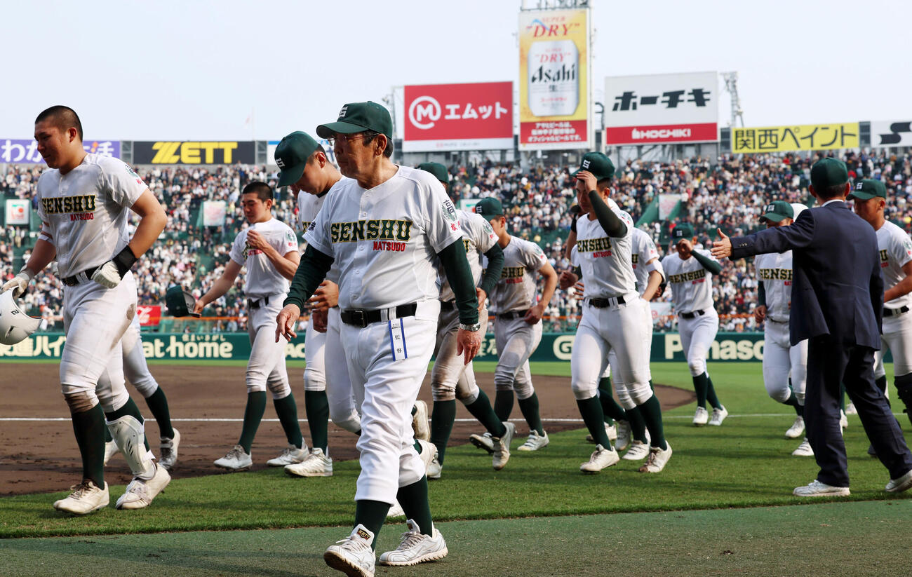 専大松戸対大阪桐蔭　大阪桐蔭に敗れ応援団にあいさつし引き揚げる専大松戸・持丸監督とナイン（撮影・加藤哉）