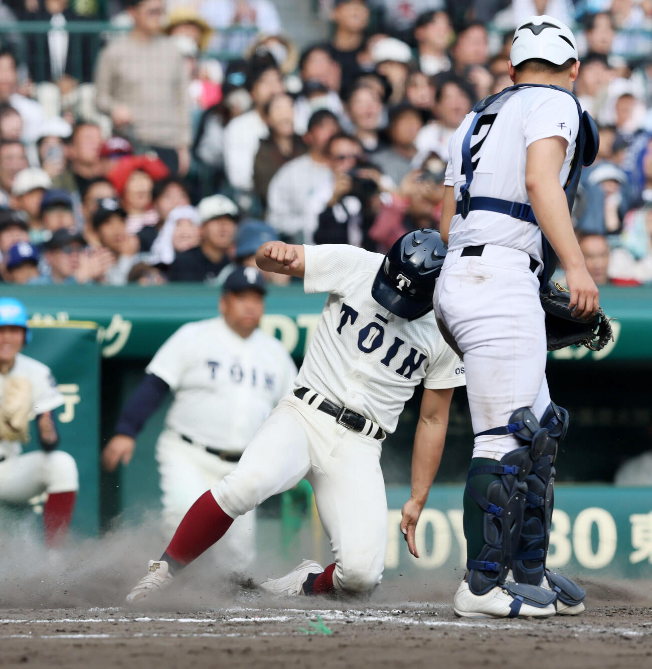 専大松戸対大阪桐蔭　8回裏大阪桐蔭2死三塁、三走吉岡は岡安の二ゴロで勝ち越しの生還（撮影・加藤哉）