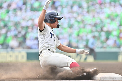 専大松戸対大阪桐蔭　1回裏大阪桐蔭無死、仲原は右越え三塁打を放ち滑り込む（撮影・滝沢徹郎）
