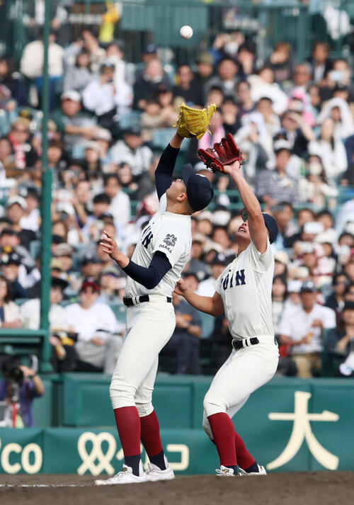 専大松戸対大阪桐蔭　9回表専大松戸2死一塁、川本は高貝の飛球を捕球し試合終了となる（撮影・加藤哉）