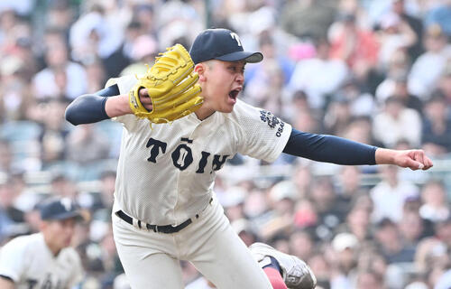 専大松戸対大阪桐蔭　9回表、気合の入った表情で投球する大阪桐蔭2番手の川本（撮影・滝沢徹郎）