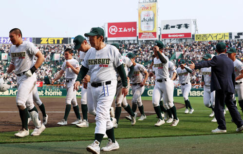 専大松戸対大阪桐蔭　大阪桐蔭に敗れ応援団にあいさつし引き揚げる専大松戸・持丸監督とナイン（撮影・加藤哉）