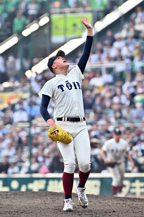 専大松戸対大阪桐蔭　9回表専大松戸2死一塁、高貝の投飛の打球を見上げる川本（撮影・滝沢徹郎）