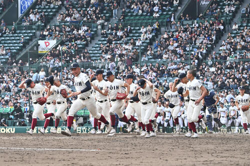 専大松戸対大阪桐蔭　決勝進出を決め応援団のもとへ駆け出す大阪桐蔭の選手たち（撮影・滝沢徹郎）