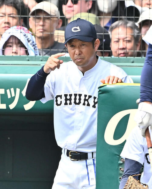 中京大中京対智弁学園　指示を出す中京大中京・高橋監督（撮影・滝沢徹郎）