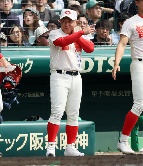 中京大中京対智弁学園　2回表を終えベンチ前でナインと話す智弁学園の小坂監督（撮影・加藤哉）