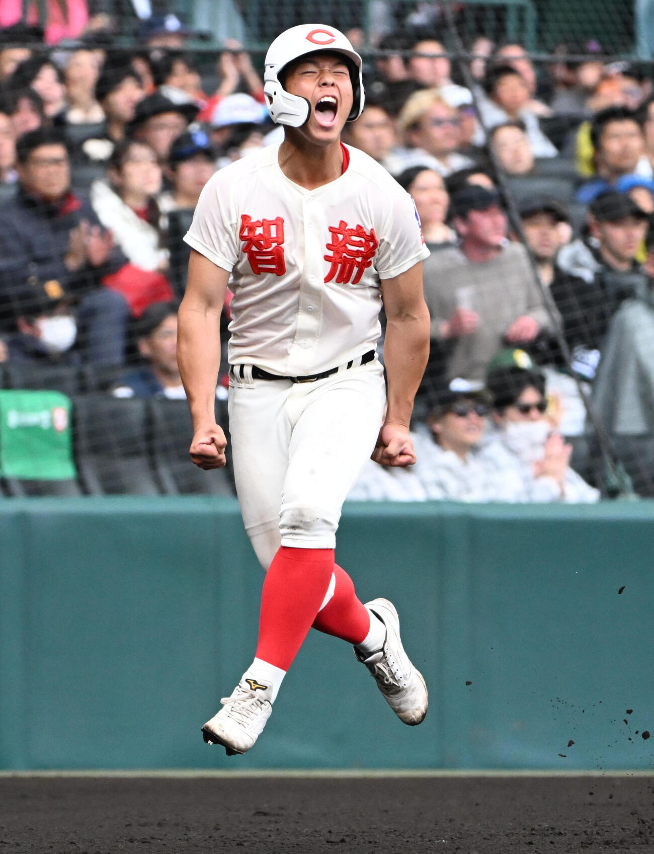 大阪桐蔭対智弁学園　4回裏智弁学園1死三塁、北川温久のスクイズで生還する逢坂悠誠（撮影・石井愛子）