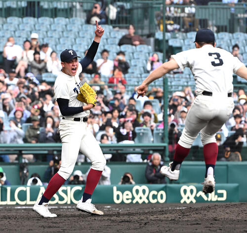 大阪桐蔭対智弁学園　優勝を決め喜ぶ大阪桐蔭・川本晴大（左）（撮影・石井愛子）