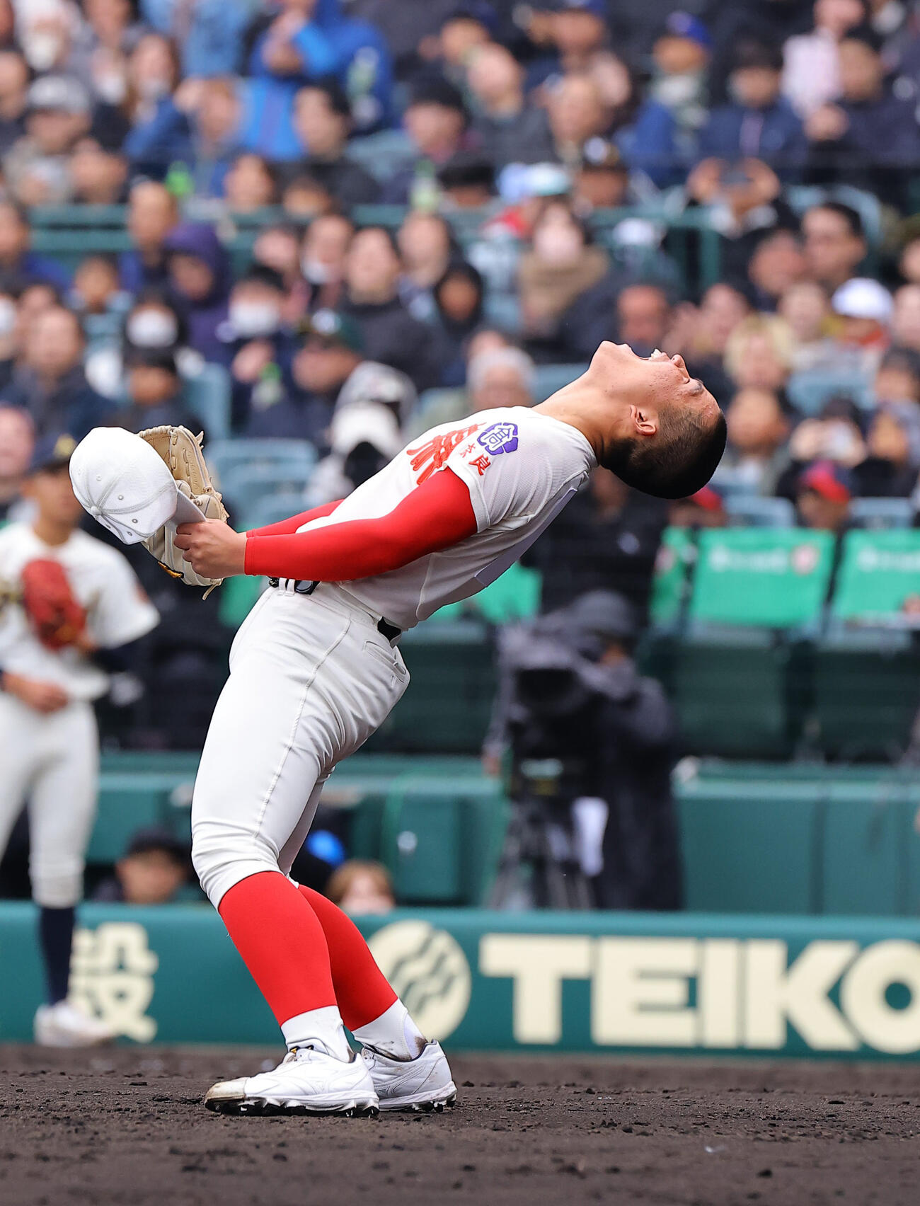 智弁学園対神村学園　10回裏神村学園2死二、三塁、田中を左飛に打ち取り雄たけびを上げる智弁学園エース杉本（撮影・上田博志）