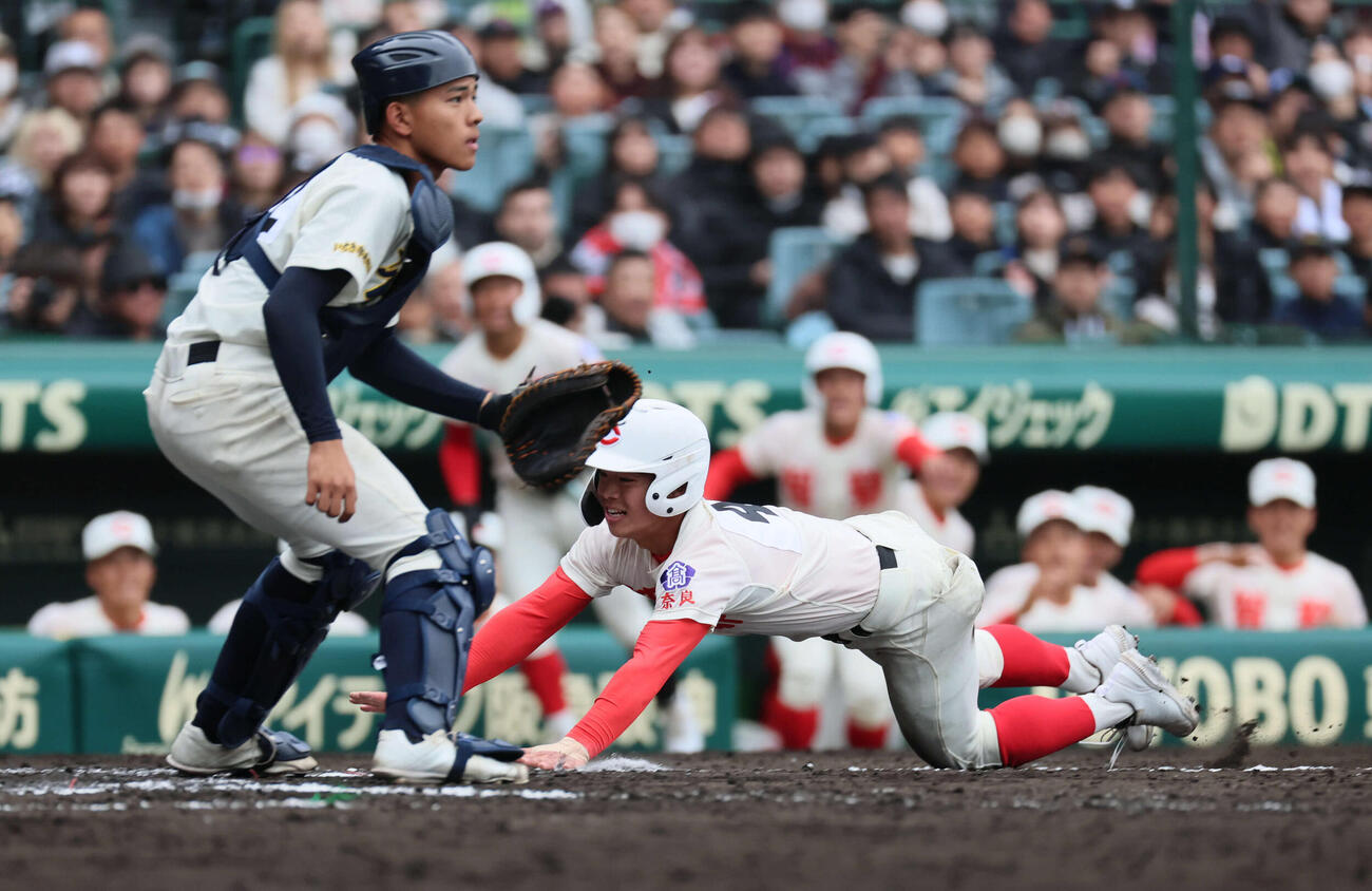 智弁学園対神村学園　8回表智弁学園1死三塁、志村は逢坂の犠飛で生還する（撮影・宮崎幸一）
