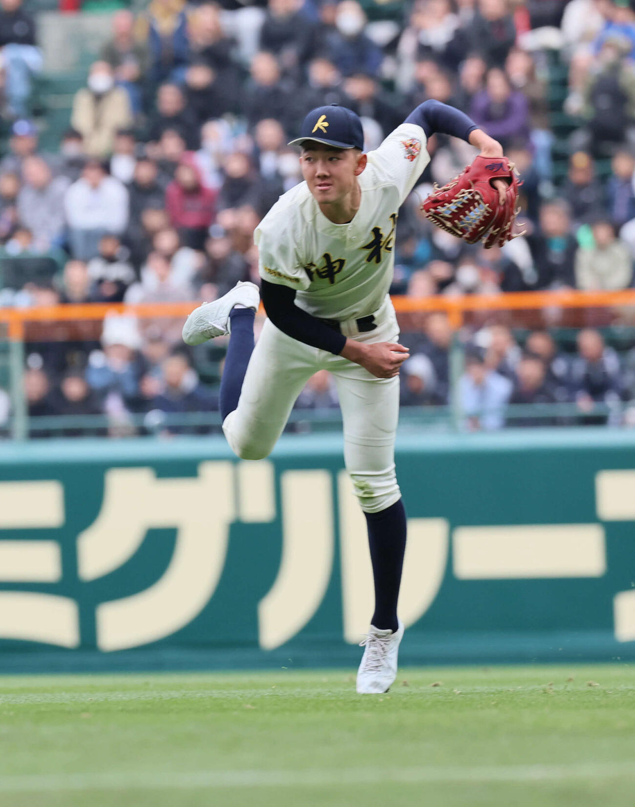 智弁学園対神村学園　7回表智弁学園1死二塁、八木の右前打で生還を狙う中川を刺す梶山（撮影・宮崎幸一）