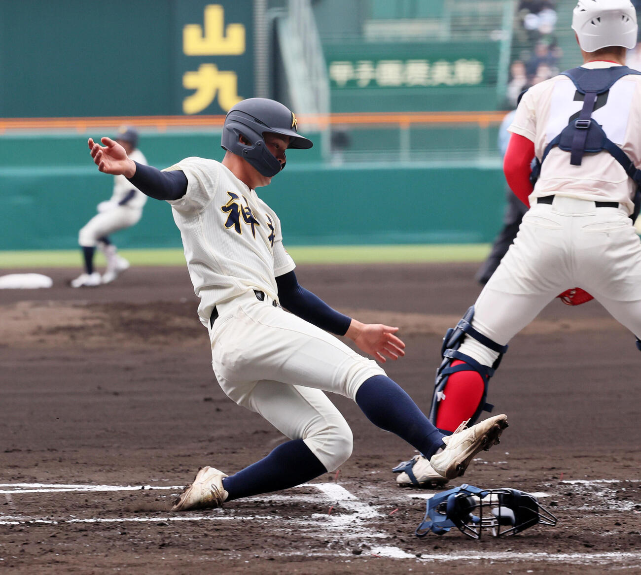 智弁学園対神村学園　1回裏神村学園1死一、二塁、二走今井は川崎の適時二塁打で本塁へ生還（撮影・加藤哉）