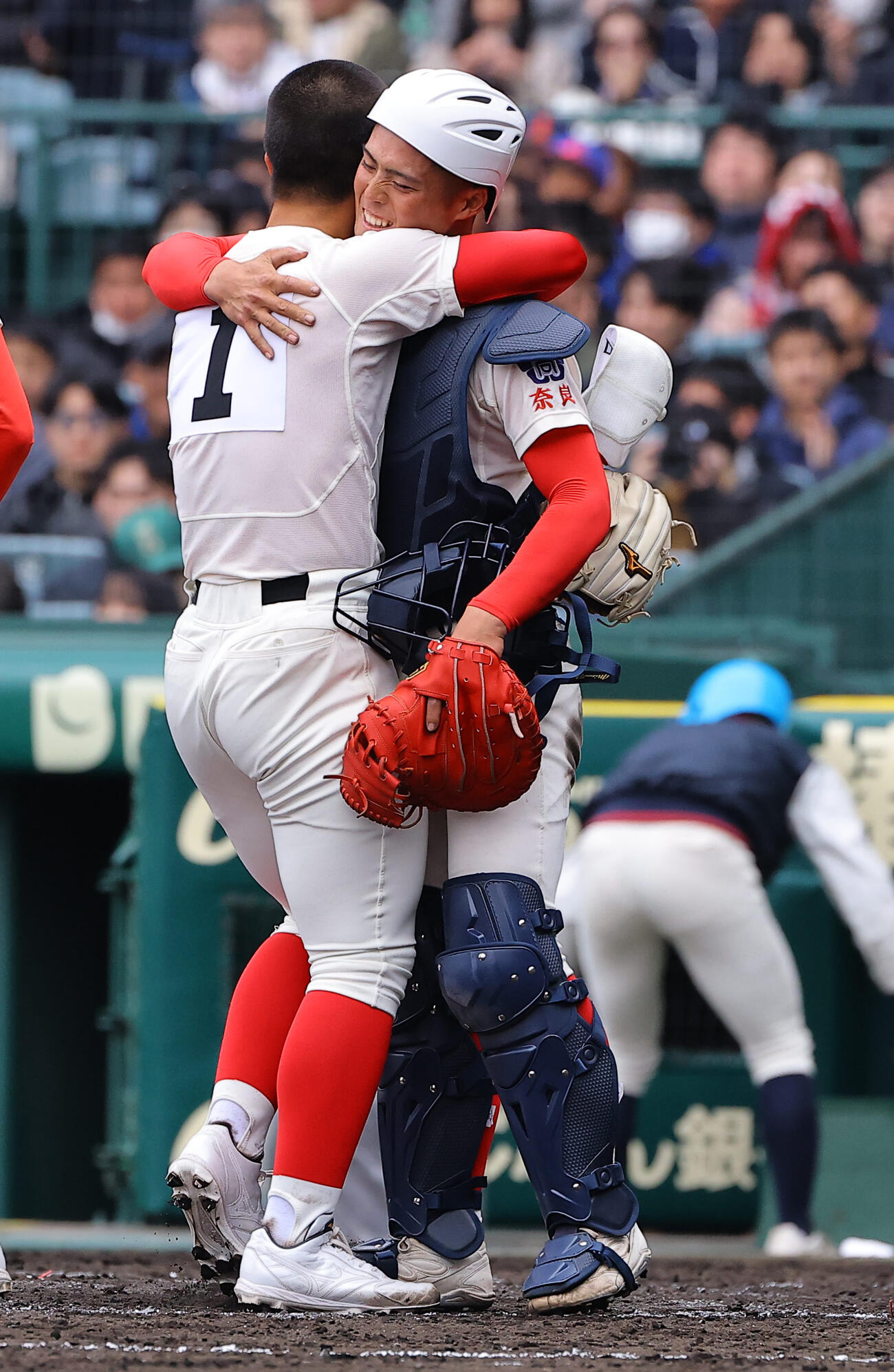 智弁学園対神村学園　神村学園に競り勝ち智弁学園エース杉本（左）と抱き合って喜ぶ角谷（撮影・上田博志）