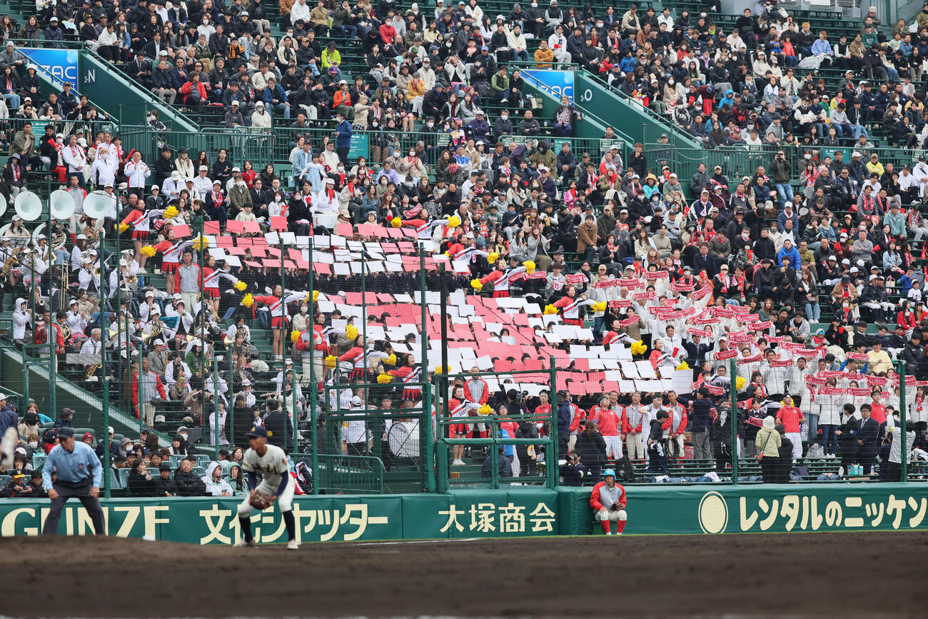 智弁学園対神村学園　7回表、Vの人文字で応援する智弁学園（撮影・宮崎幸一）