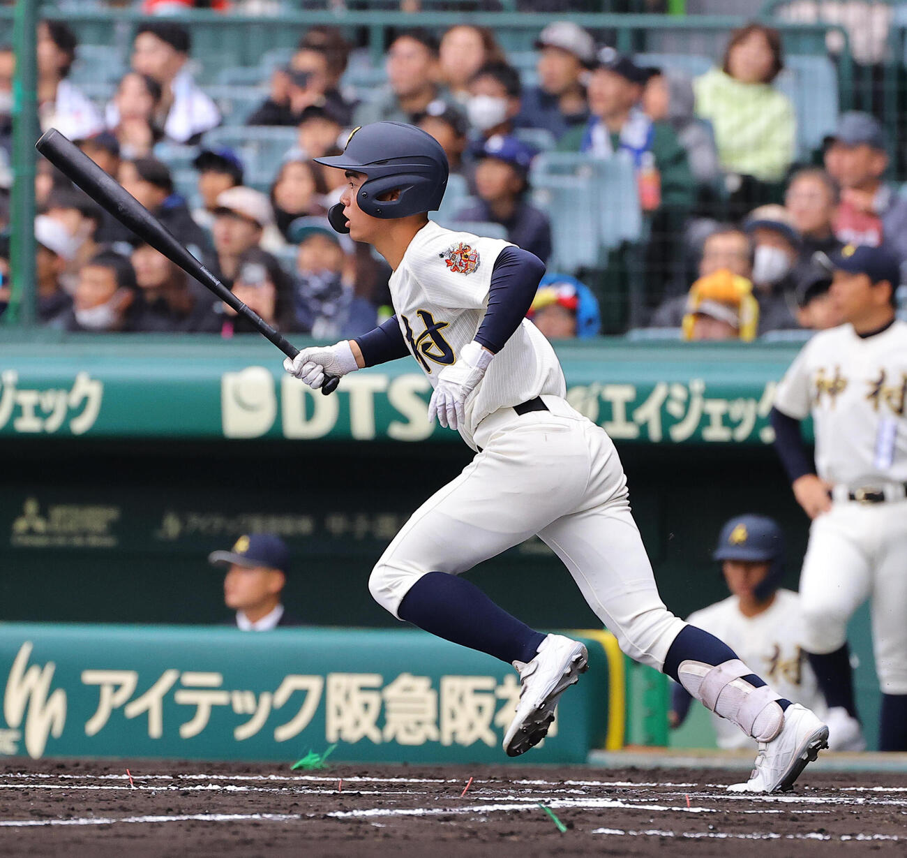 智弁学園対神村学園　1回裏神村学園1死一、二塁、川崎は先制適時二塁打を放つ（撮影・上田博志）