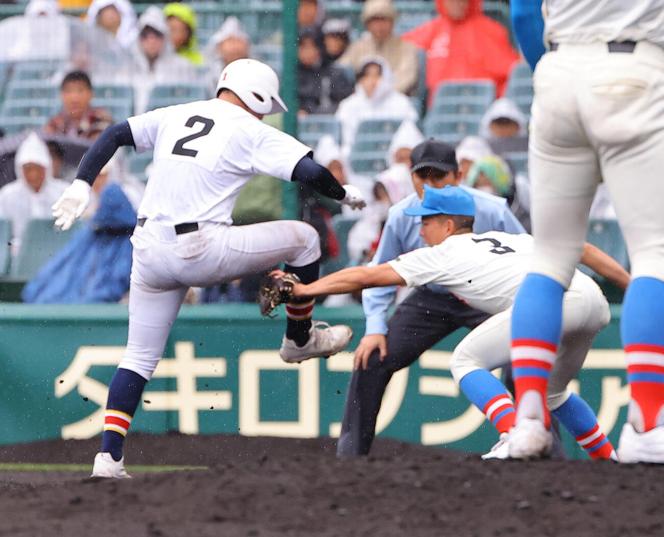 花咲徳栄対日本文理　3回裏日本文理2死一塁、花咲徳栄・佐伯のけん制球で憤死する渡辺（撮影・上田博志）