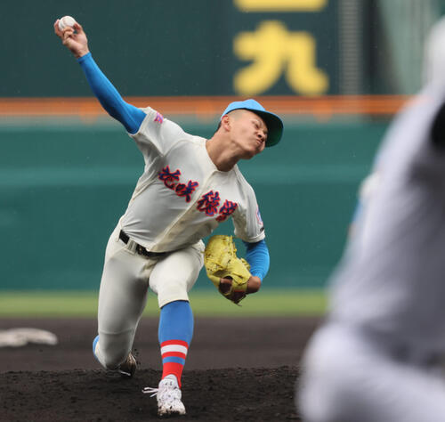 センバツ】花咲徳栄17得点快勝で03年以来8強 降りしきる雨の中エース