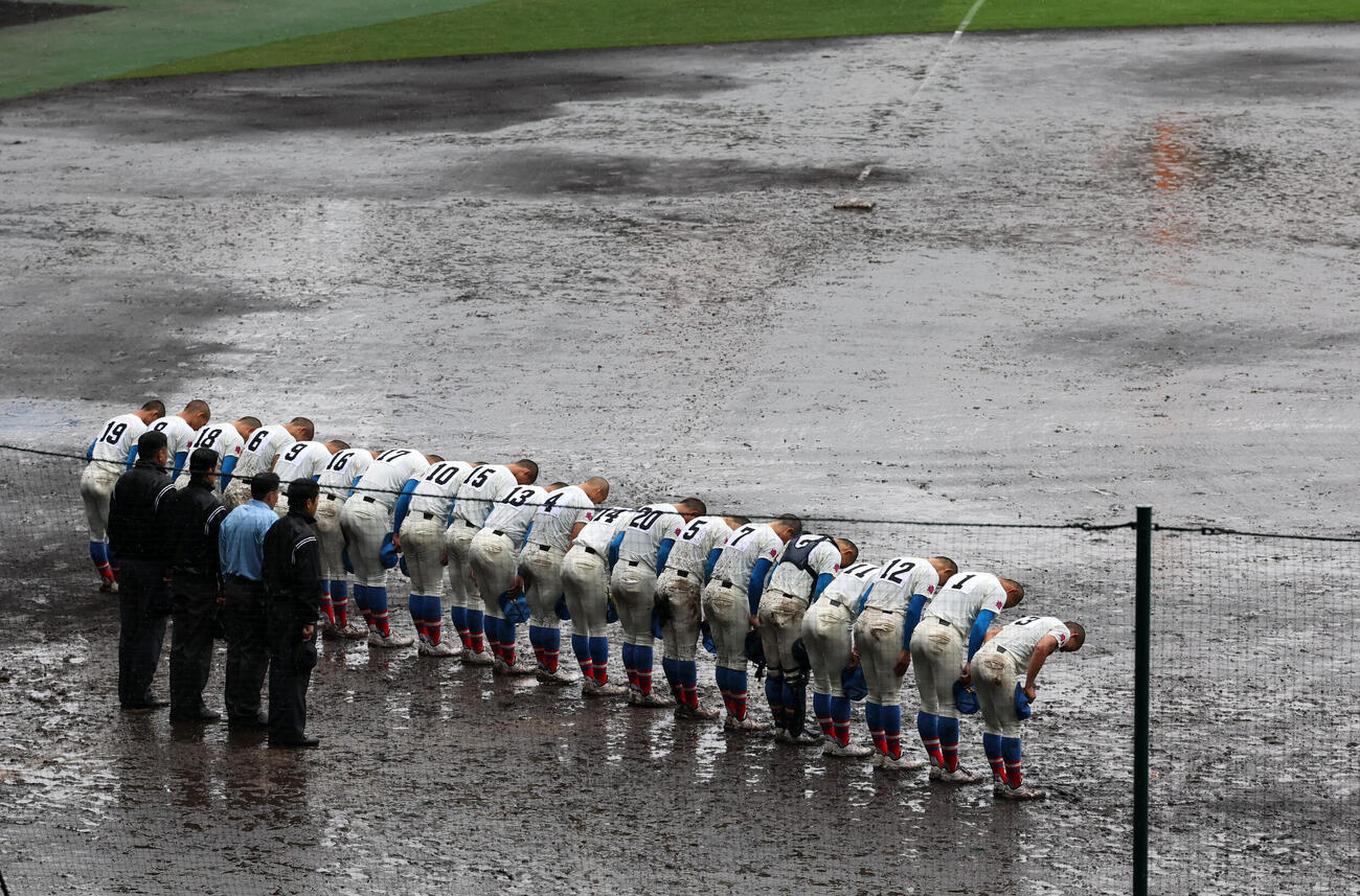 花咲徳栄対日本文理　雨でぬかるんだグラウンンドで校歌を歌い一礼する花咲徳栄ナイン（撮影・加藤哉）