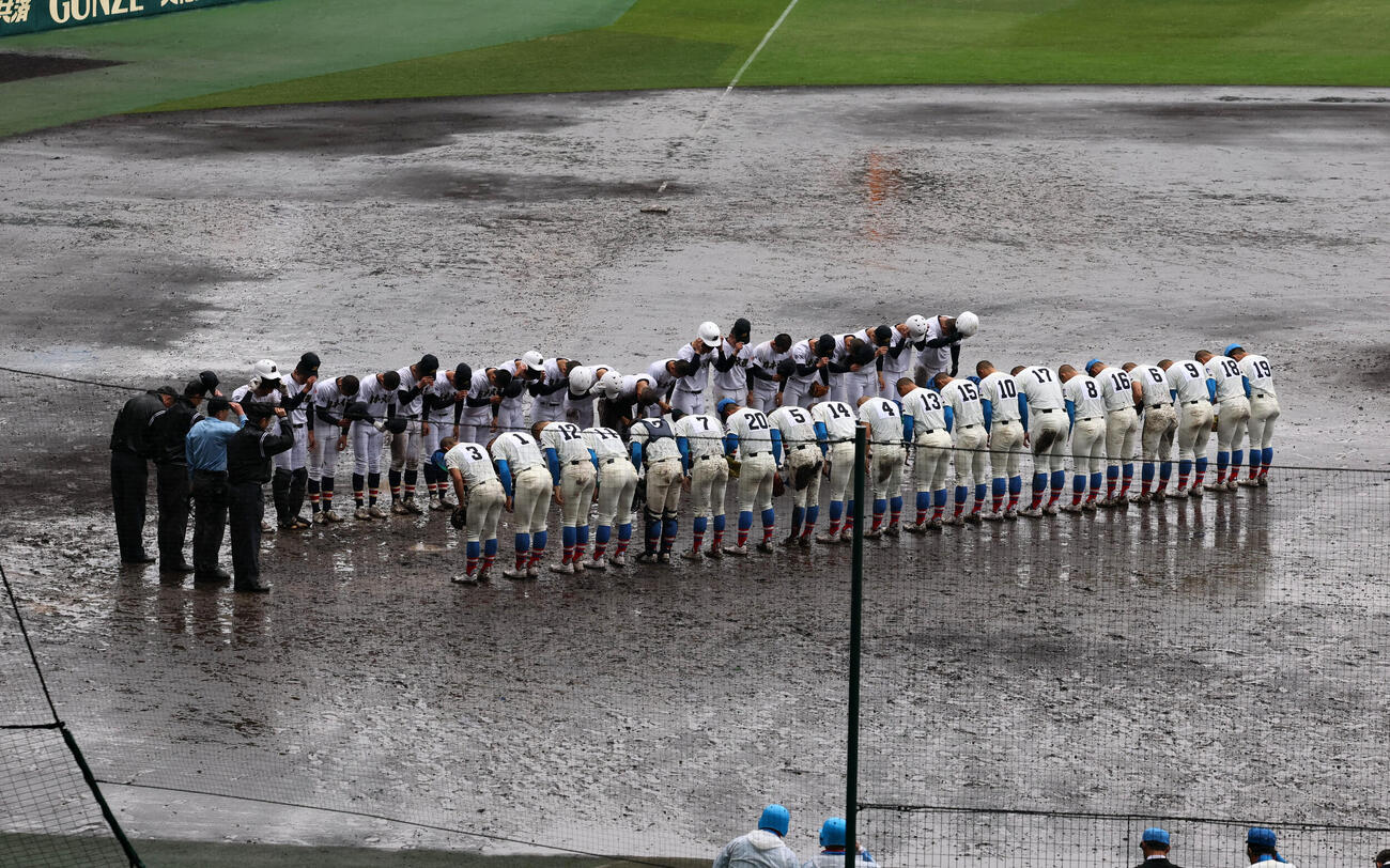花咲徳栄対日本文理　雨でぬかるんだグラウンンドで両校整列し試合後のあいさつをするナイン（撮影・加藤哉）