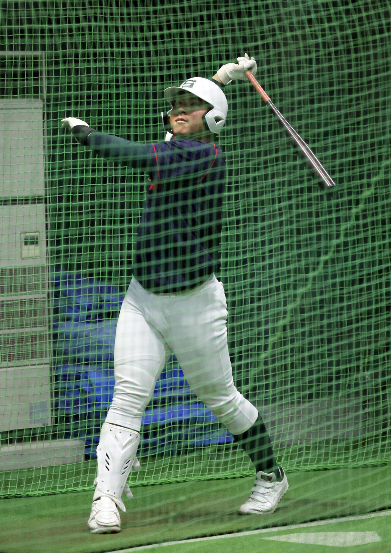雨で試合が中止となり、室内で練習する専大松戸・吉岡（撮影・宮崎幸一）